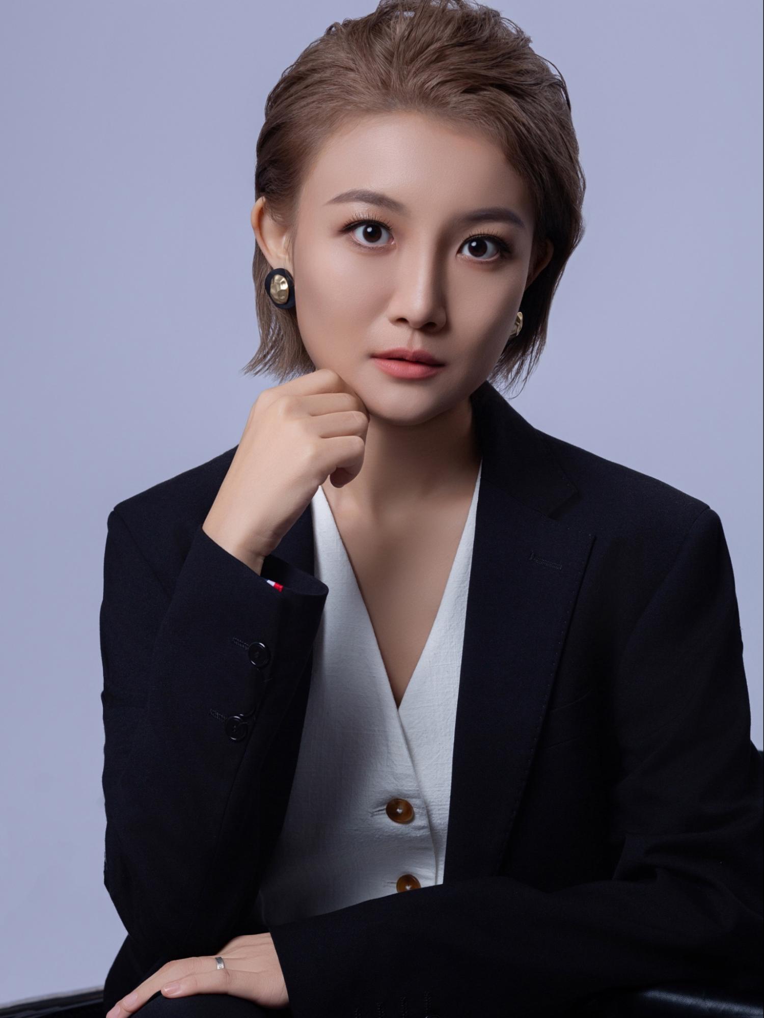 Nata Lam 導師照片，心理治療師，專注於催眠治療和心理健康支持